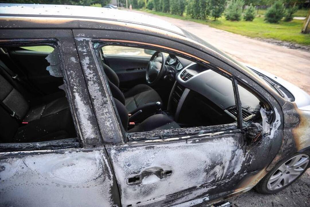 Kaune naktį sudegė keturi       automobiliai 