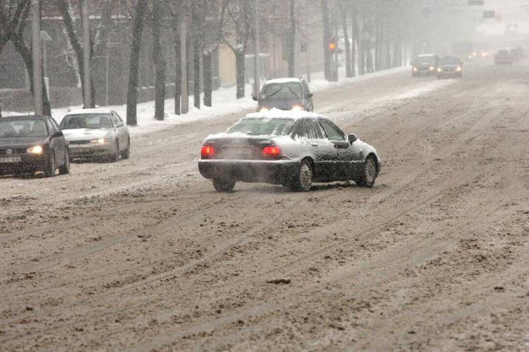 Automobiliai slidinėjo apsnigtose gatvėse 