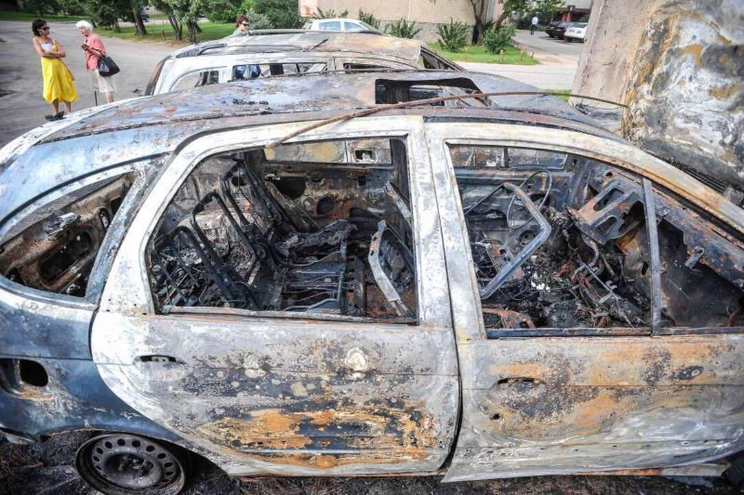 Kaune naktį sudegė keturi       automobiliai 