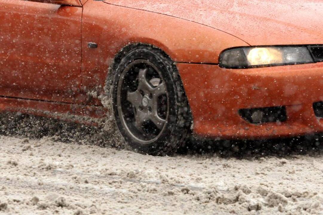 Automobiliai slidinėjo apsnigtose gatvėse 