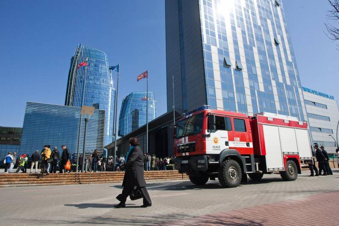 Vilniuje susidūrė „Audi“ ir autobusas, nukentėjo moteris