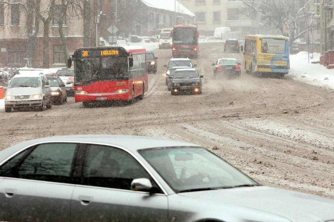Automobiliai slidinėjo apsnigtose gatvėse 