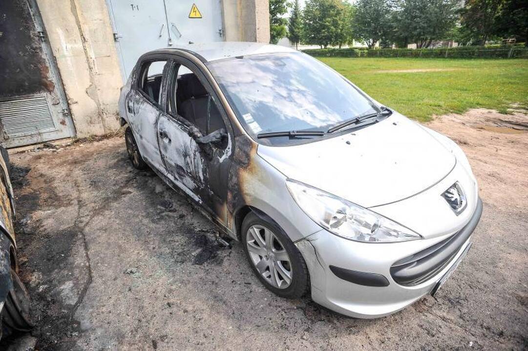 Kaune naktį sudegė keturi       automobiliai 