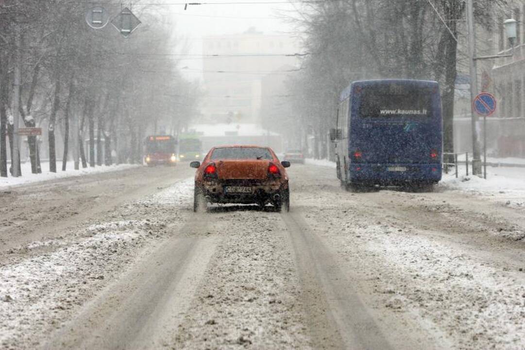 Automobiliai slidinėjo apsnigtose gatvėse 