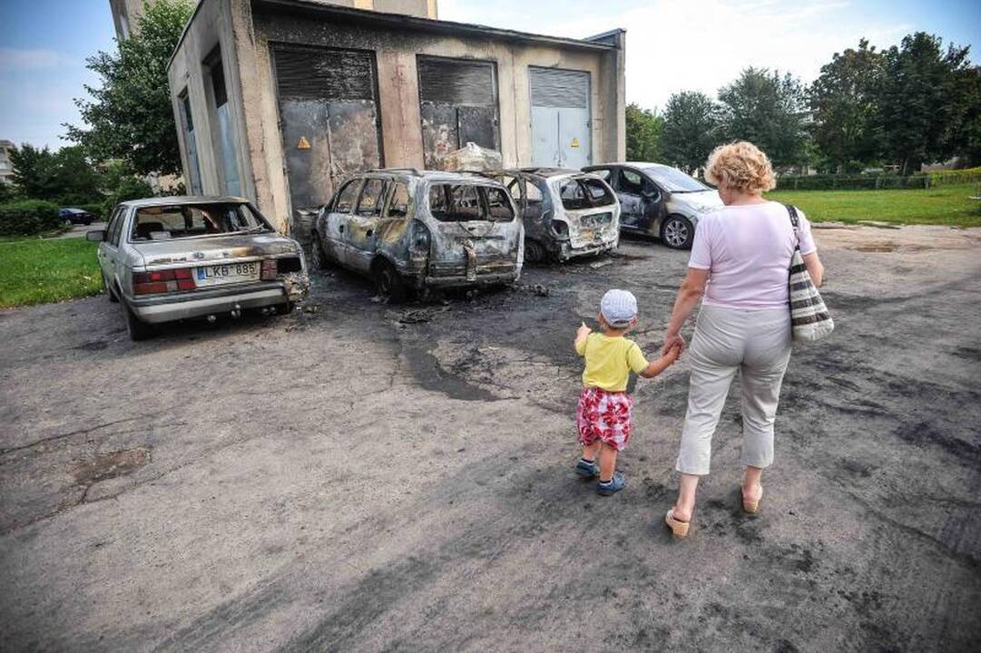 Kaune naktį sudegė keturi       automobiliai 