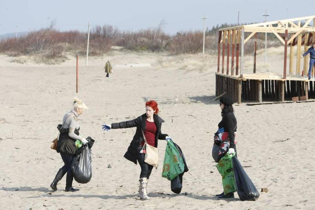 Akcijos „Darom 2012“ metu šiukšles kuopė ir iš Danės dugno
