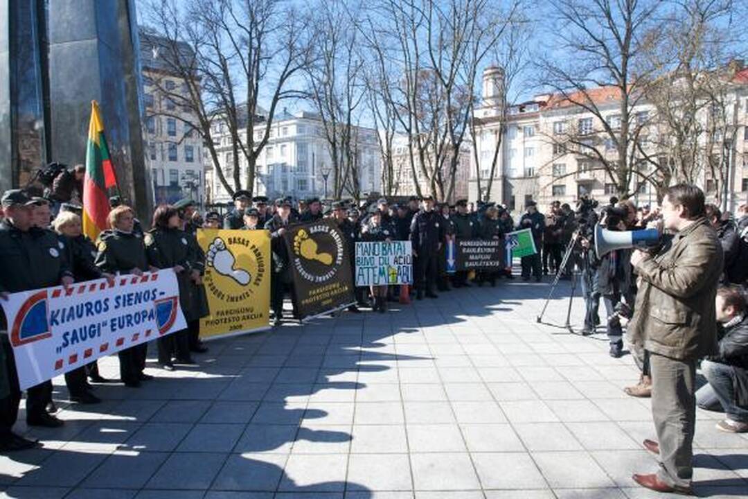 Protestuojantys basi pareigūnai - tik pradžia (papildyta 13.24 val.)