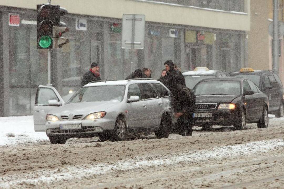 Automobiliai slidinėjo apsnigtose gatvėse 