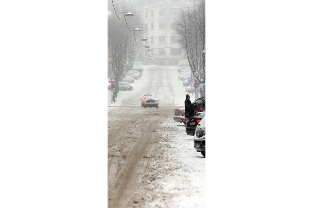Automobiliai slidinėjo apsnigtose gatvėse 