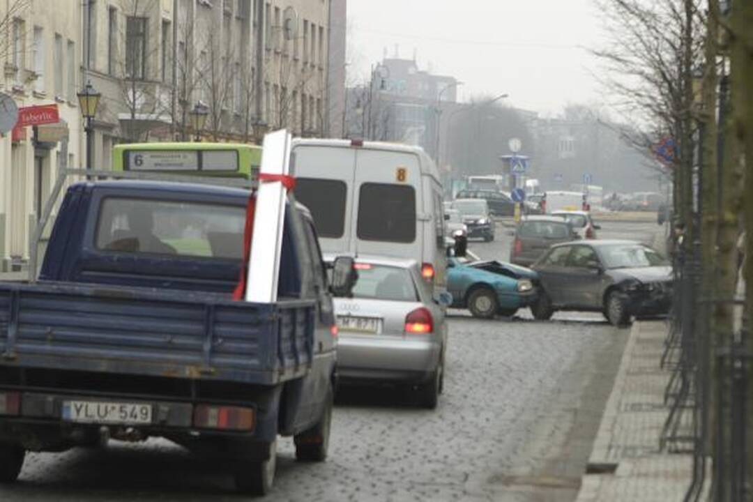 Klaipėdos senamiestyje – automobilių avarija