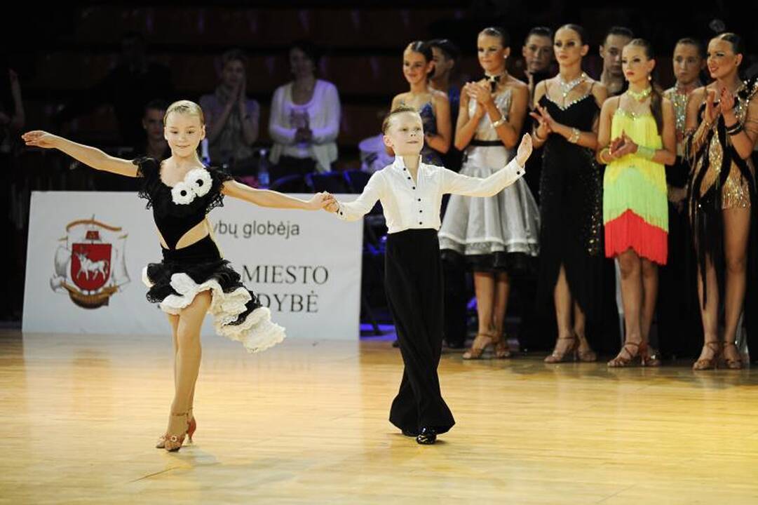 Kauno sporto halėje sukosi „Gintarinės poros“ šokėjai