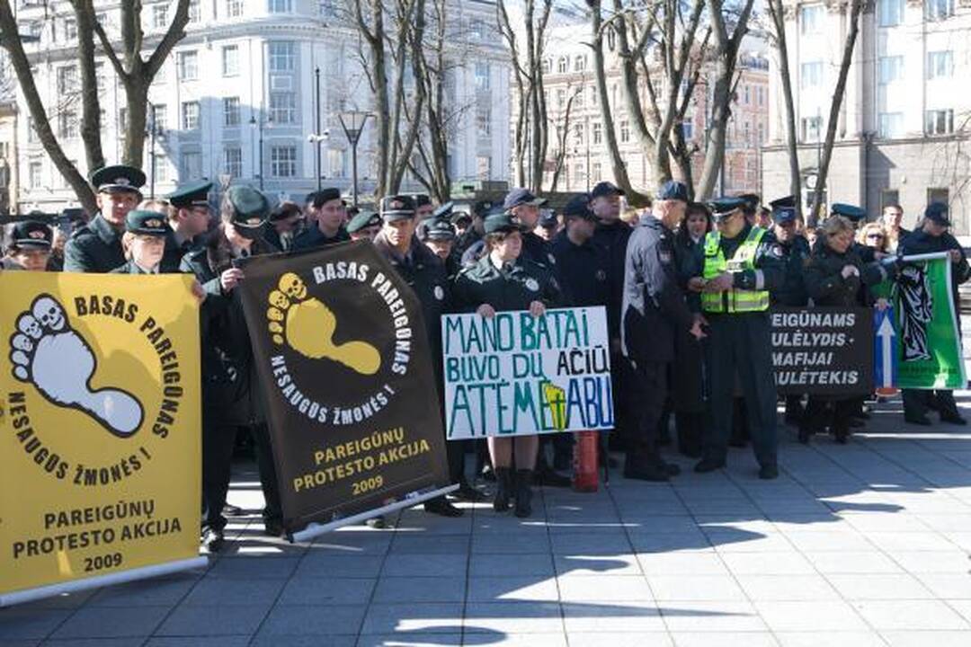 Protestuojantys basi pareigūnai - tik pradžia (papildyta 13.24 val.)