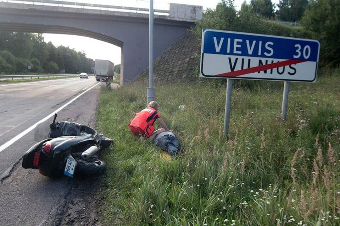 Vilniuje vilkikas partrenkė motorolerininką