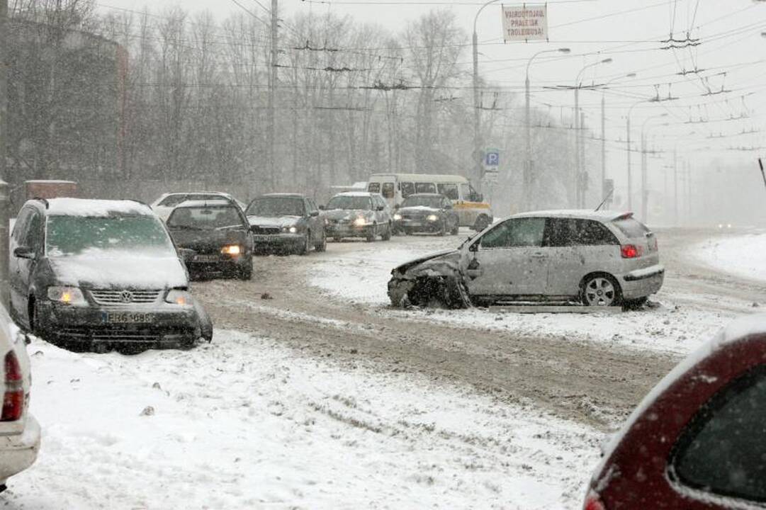 Automobiliai slidinėjo apsnigtose gatvėse 