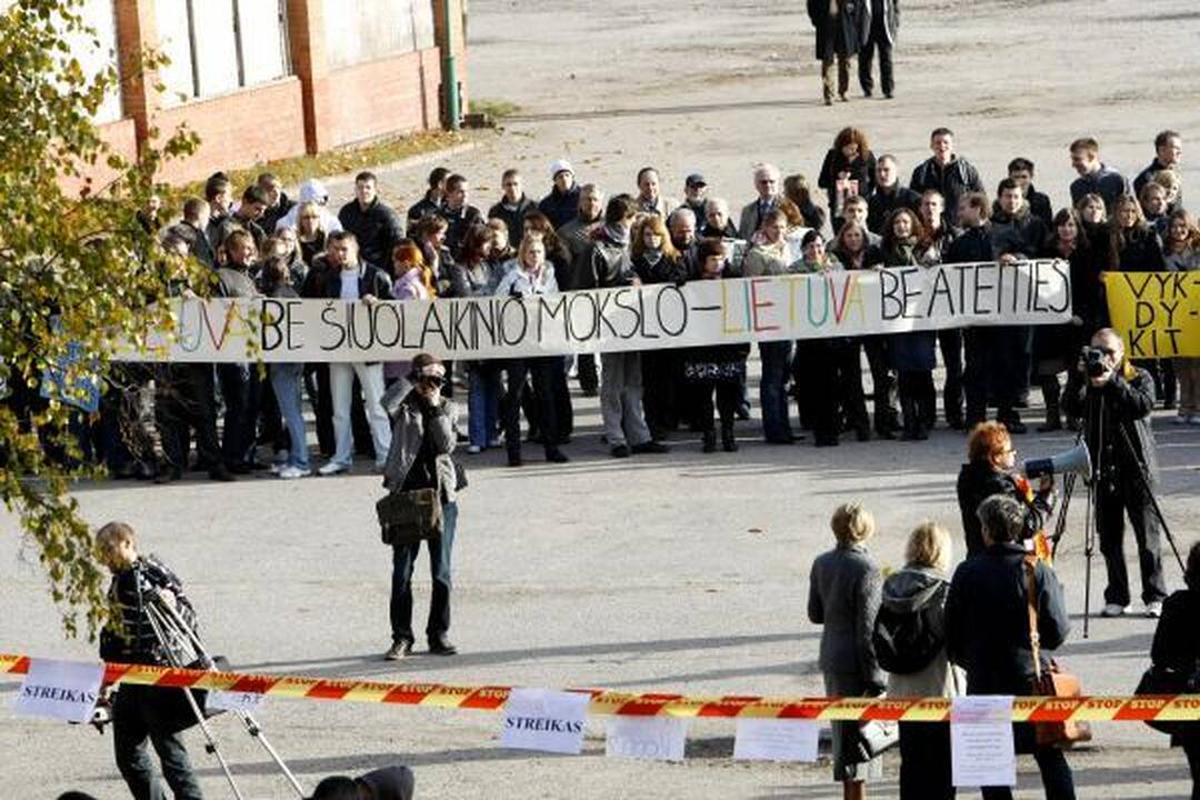 Dėstytojai surengė įspėjamąjį streiką