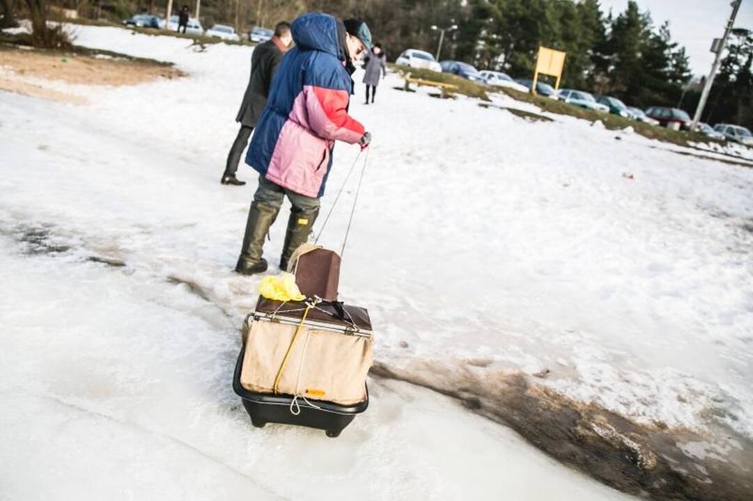 Ant ledo sutūpę žvejai spjauna į perspėjimus