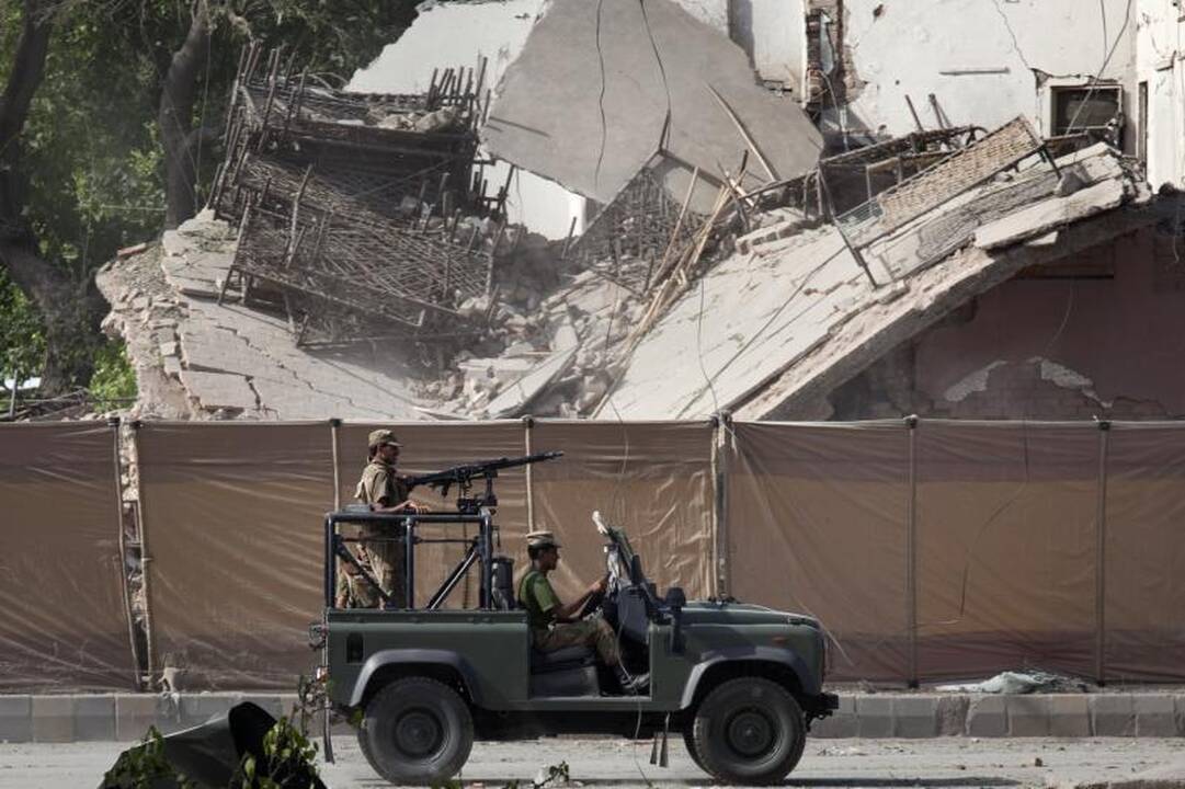 Pakistane mirtininkui detonavus užminuotą automobilį sugriautas policijos pastatas