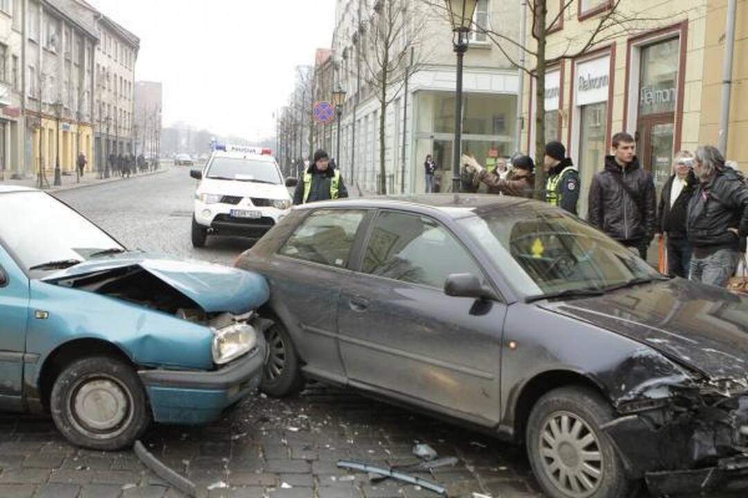 Klaipėdos senamiestyje – automobilių avarija