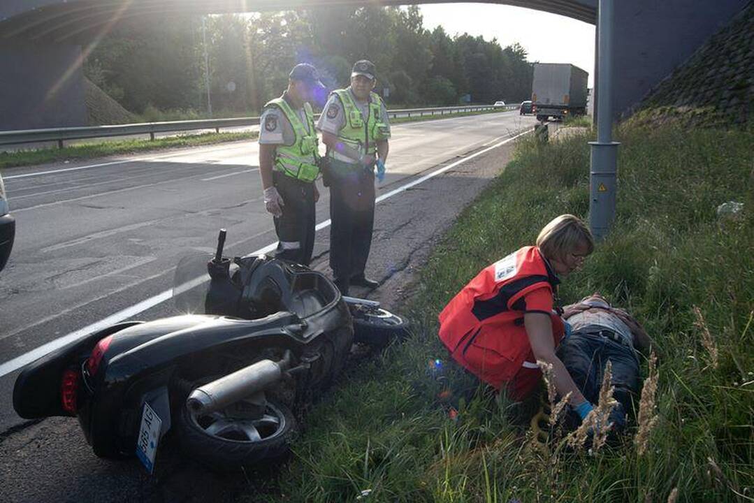 Vilniuje vilkikas partrenkė motorolerininką