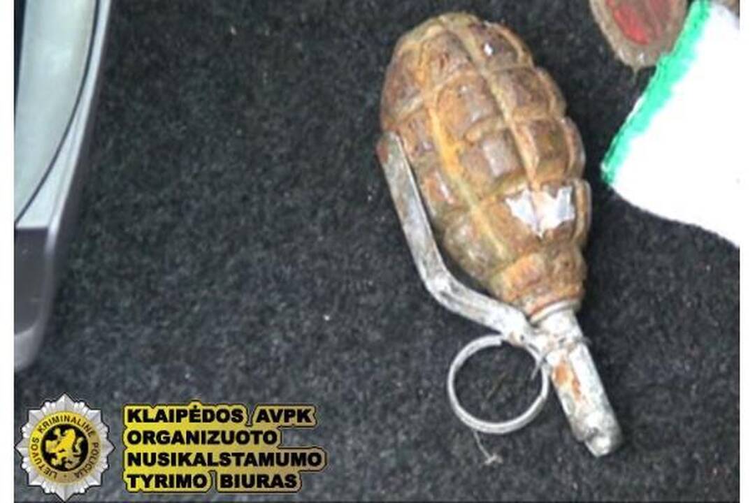 Įžūlus vagis pagrobtoje mašinoje laikė ginklą ir granatą