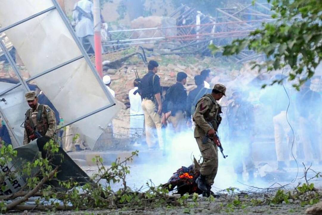 Pakistane mirtininkui detonavus užminuotą automobilį sugriautas policijos pastatas