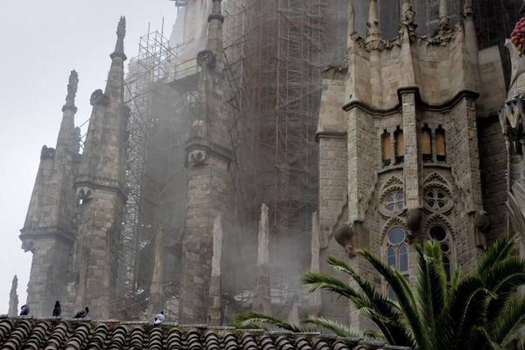 Dėl gaisro Barselonos Šv.Šeimos bažnyčioje evakuoti šimtai turistų