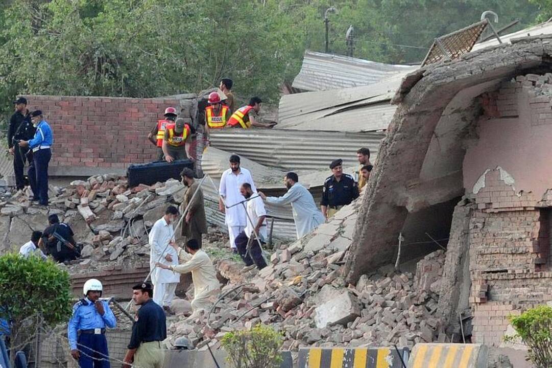 Pakistane mirtininkui detonavus užminuotą automobilį sugriautas policijos pastatas