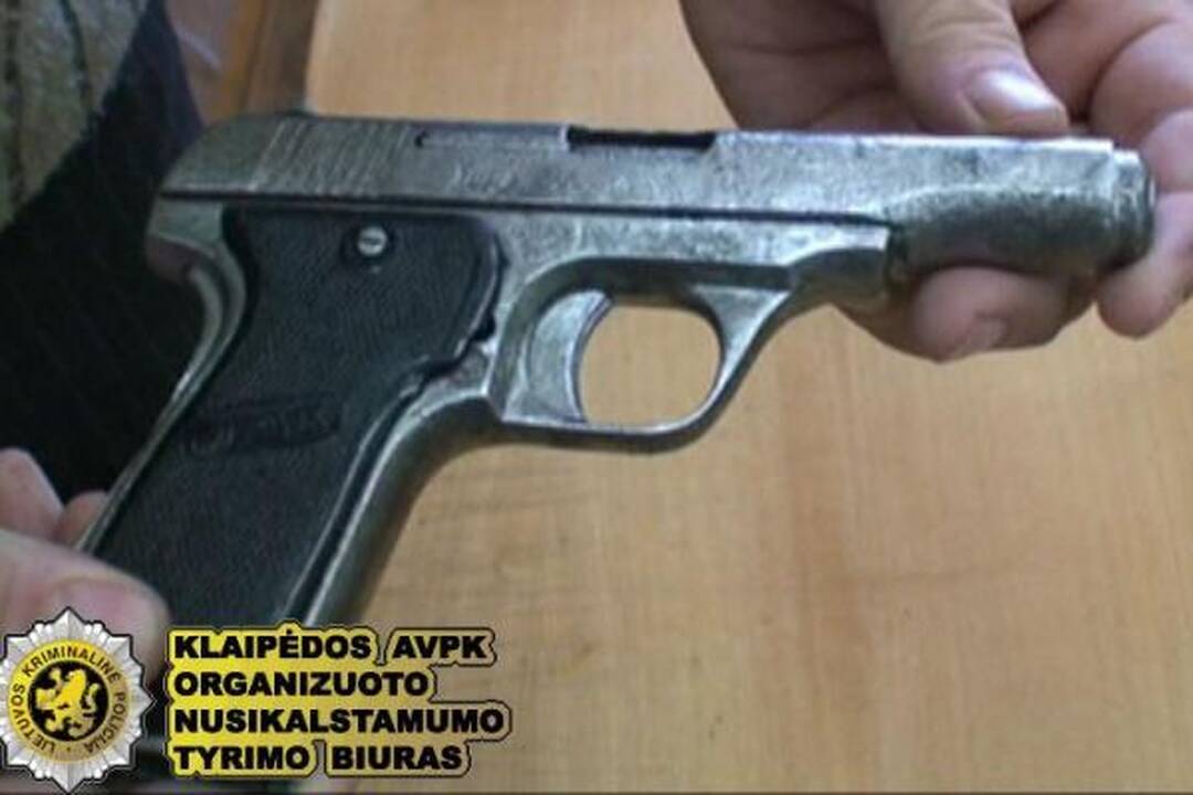 Įžūlus vagis pagrobtoje mašinoje laikė ginklą ir granatą