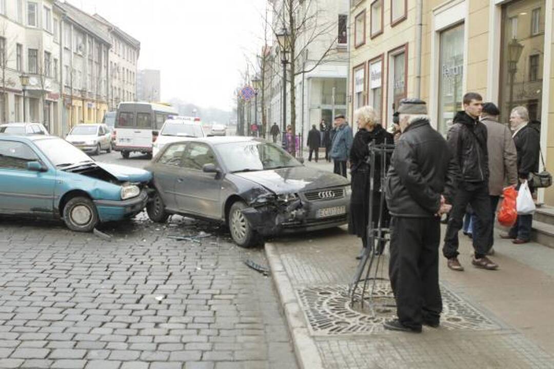 Klaipėdos senamiestyje – automobilių avarija
