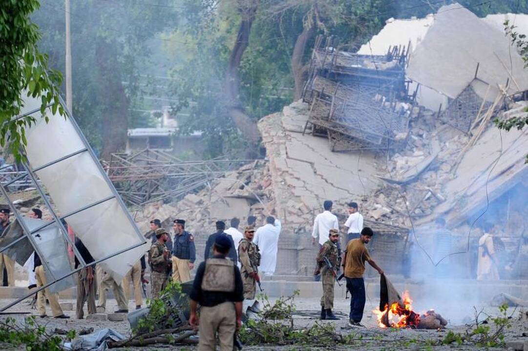 Pakistane mirtininkui detonavus užminuotą automobilį sugriautas policijos pastatas