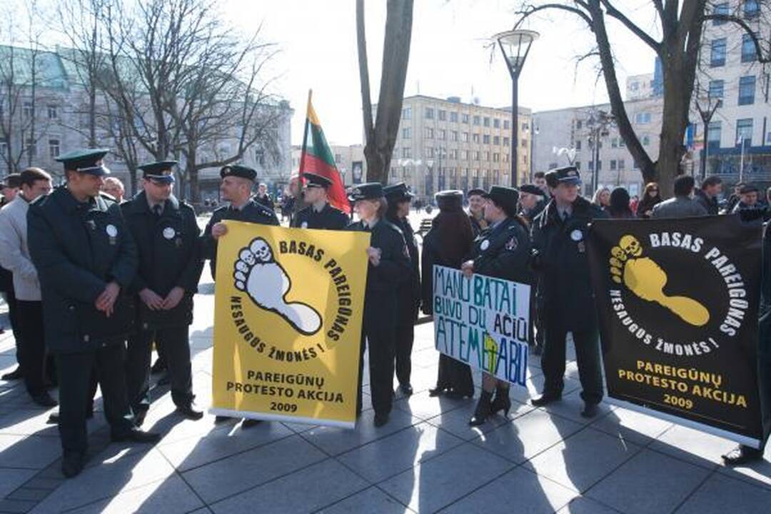 Protestuojantys basi pareigūnai - tik pradžia (papildyta 13.24 val.)