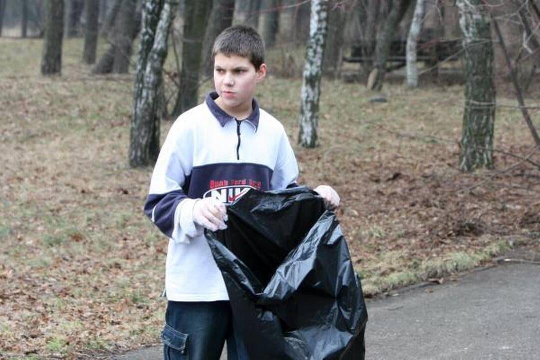 Bjaurus oras rinkti šiukšlių poilsio parke netrukdė