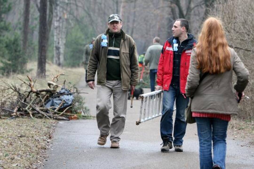 Bjaurus oras rinkti šiukšlių poilsio parke netrukdė
