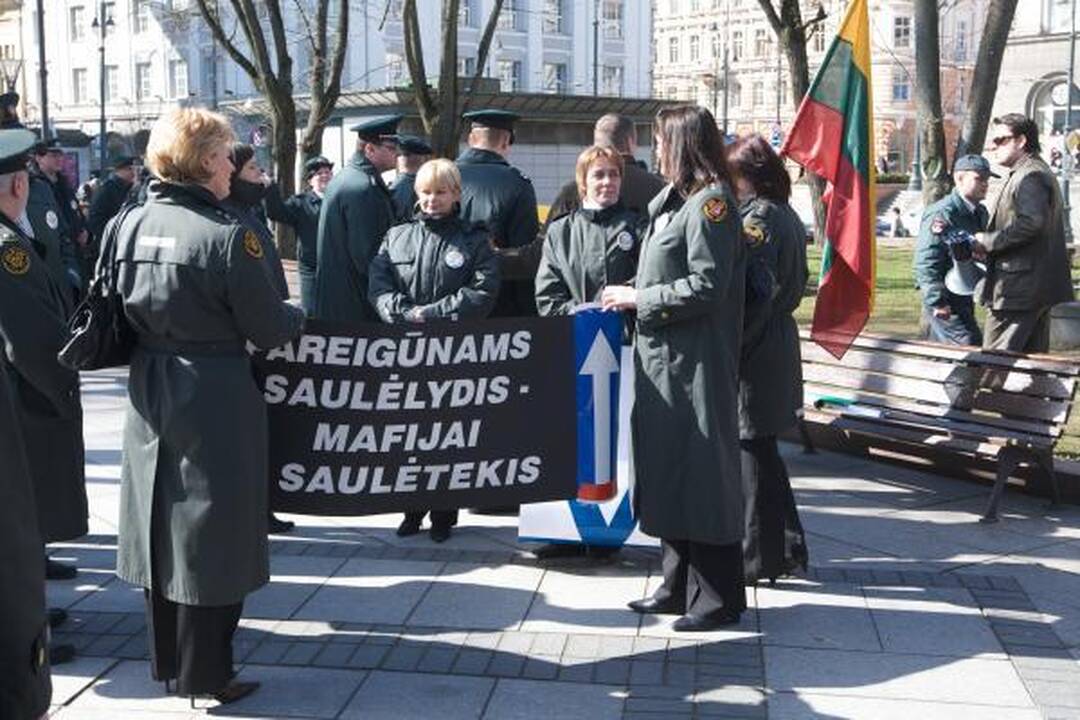 Protestuojantys basi pareigūnai - tik pradžia (papildyta 13.24 val.)