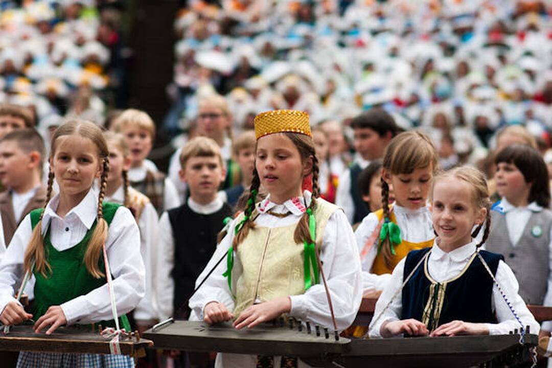 Moksleivių dainų šventė: ramunių pieva, angelai ir muzika