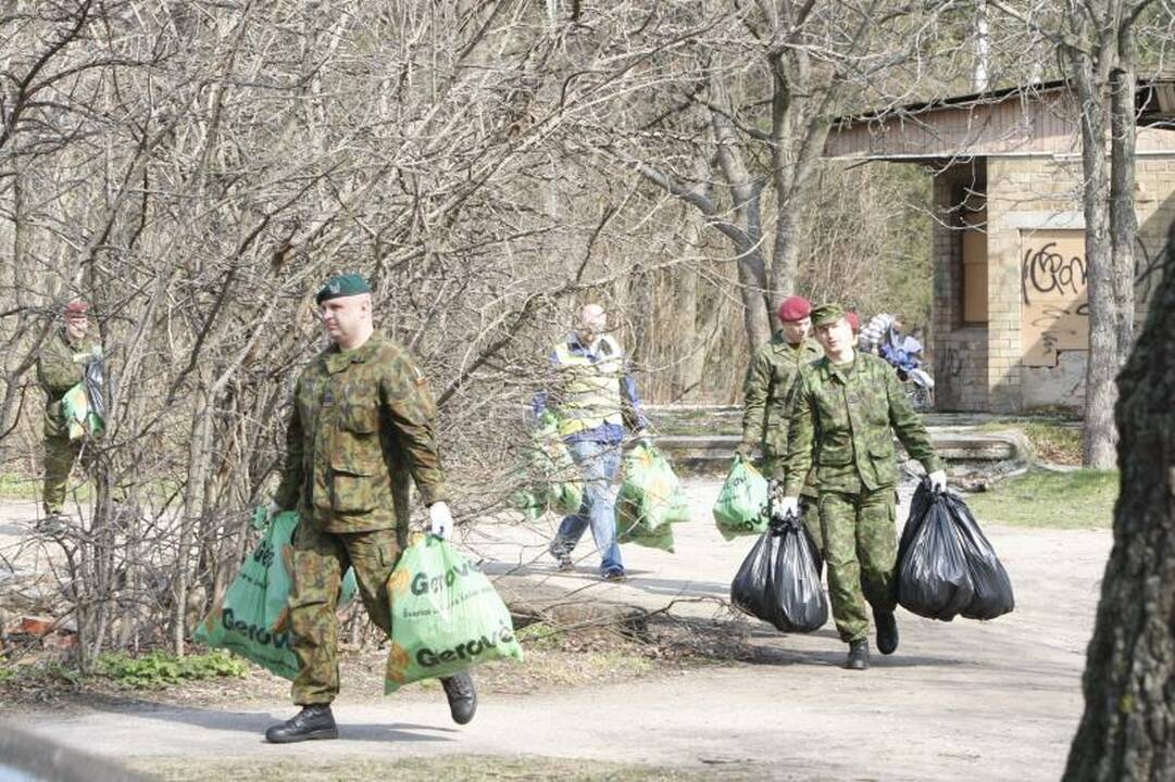 Akcijos „Darom 2012“ metu šiukšles kuopė ir iš Danės dugno