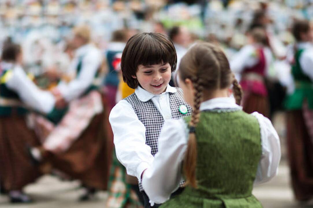 Moksleivių dainų šventė: ramunių pieva, angelai ir muzika