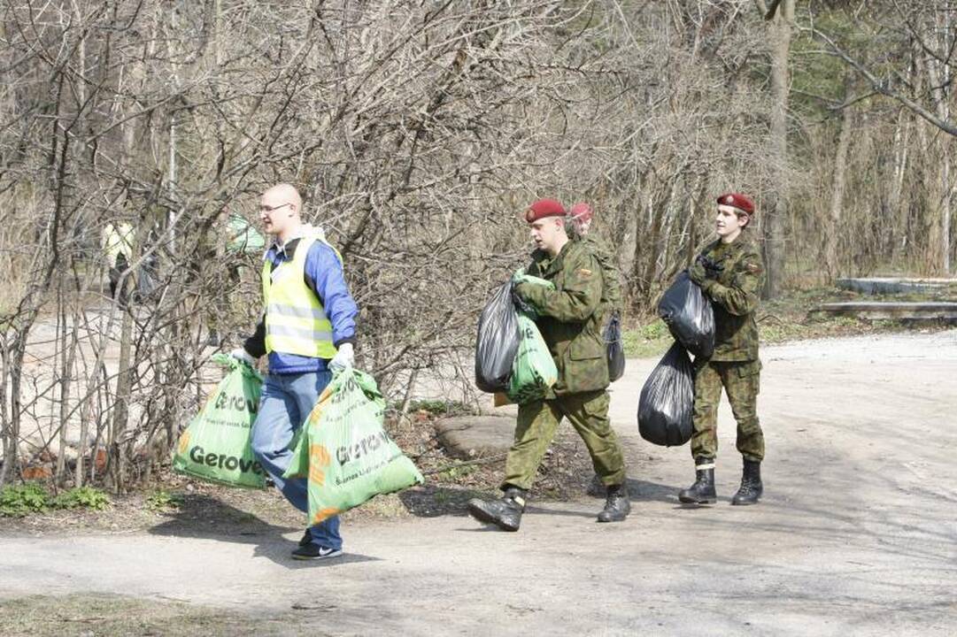 Akcijos „Darom 2012“ metu šiukšles kuopė ir iš Danės dugno