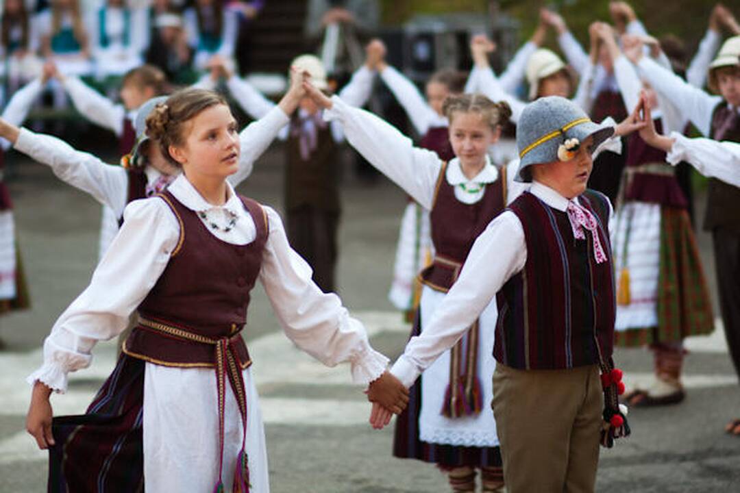 Moksleivių dainų šventė: ramunių pieva, angelai ir muzika