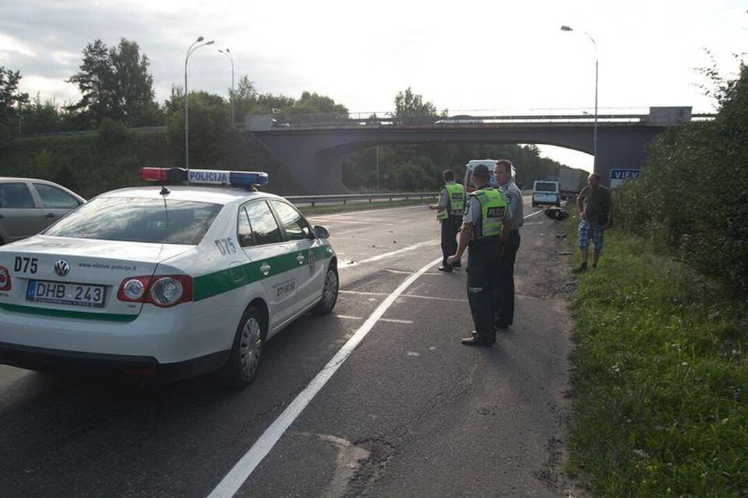 Vilniuje vilkikas partrenkė motorolerininką