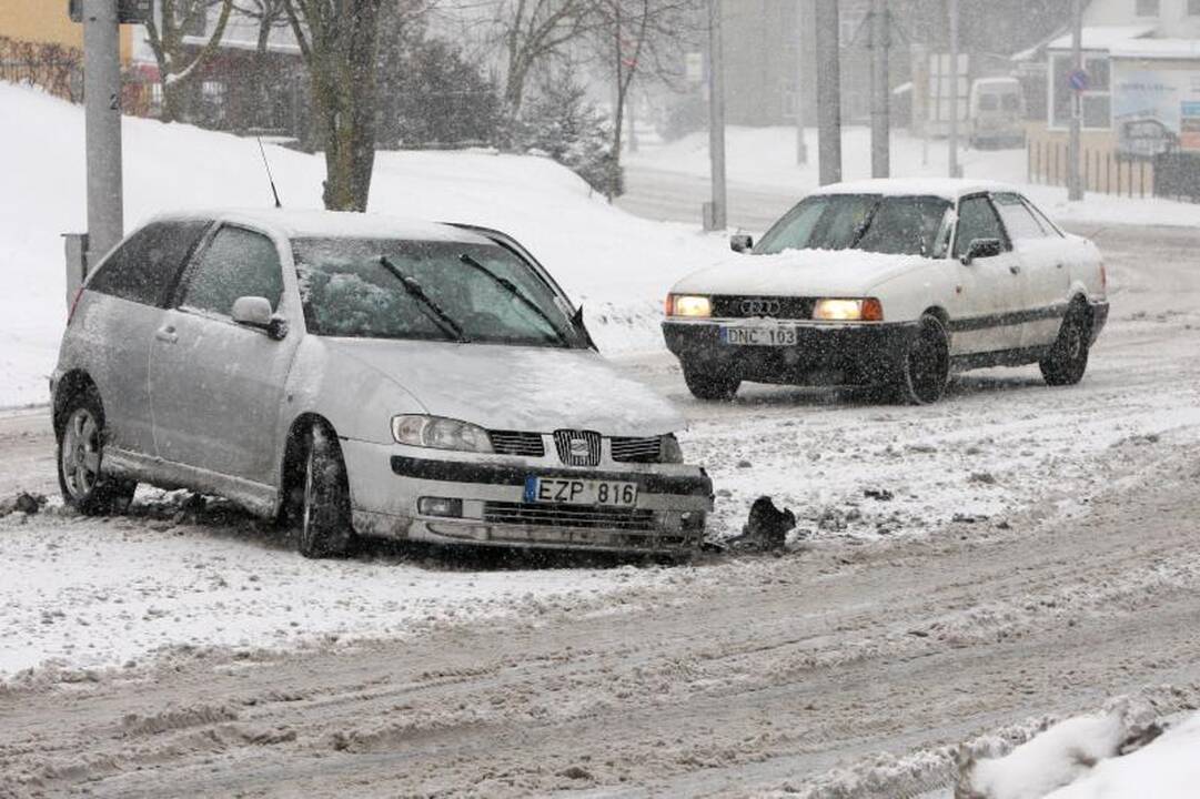 Automobiliai slidinėjo apsnigtose gatvėse 