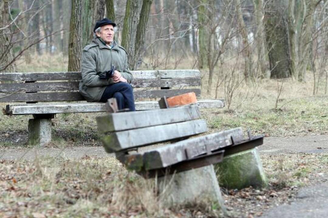 Bjaurus oras rinkti šiukšlių poilsio parke netrukdė
