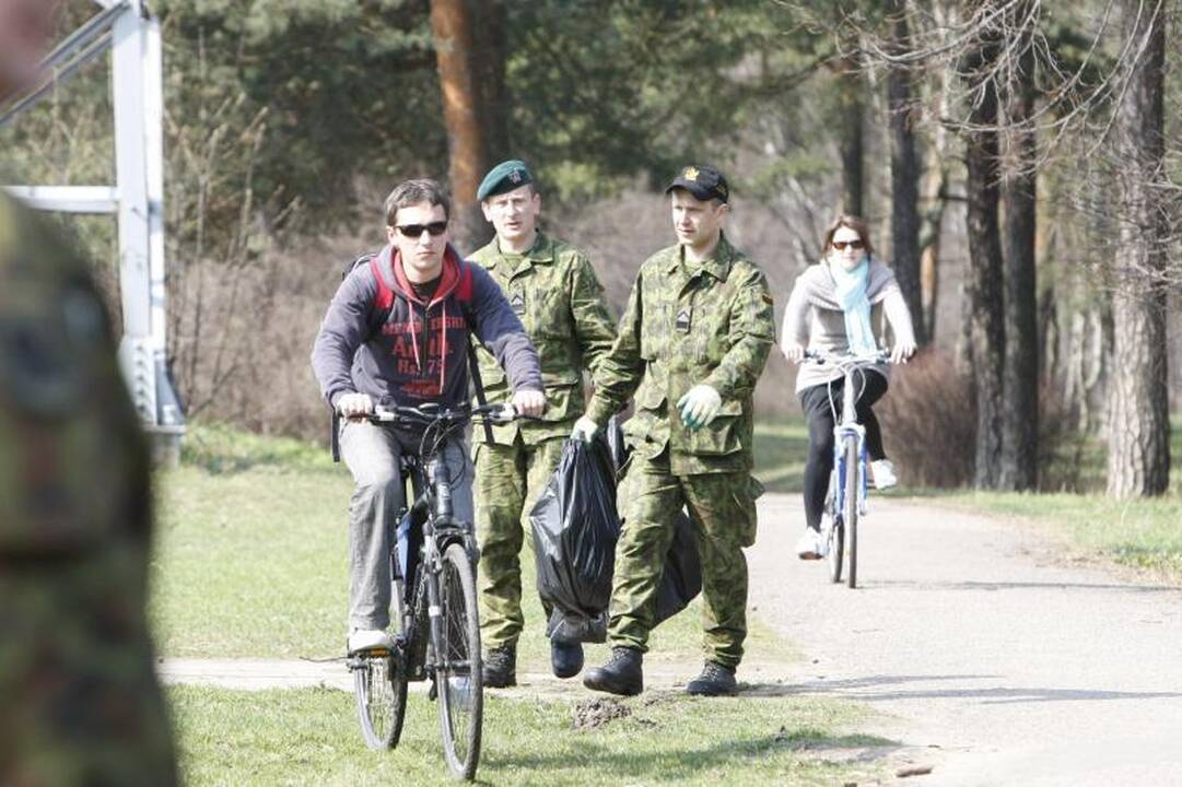 Akcijos „Darom 2012“ metu šiukšles kuopė ir iš Danės dugno
