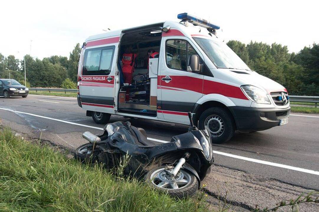 Vilniuje vilkikas partrenkė motorolerininką
