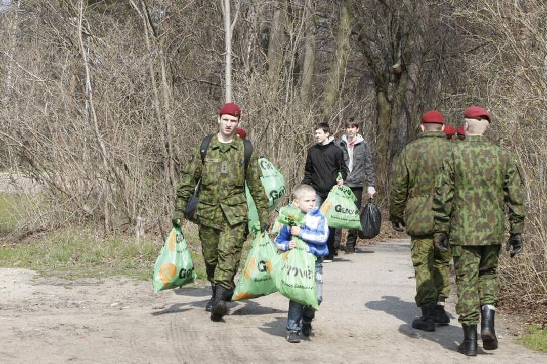 Akcijos „Darom 2012“ metu šiukšles kuopė ir iš Danės dugno