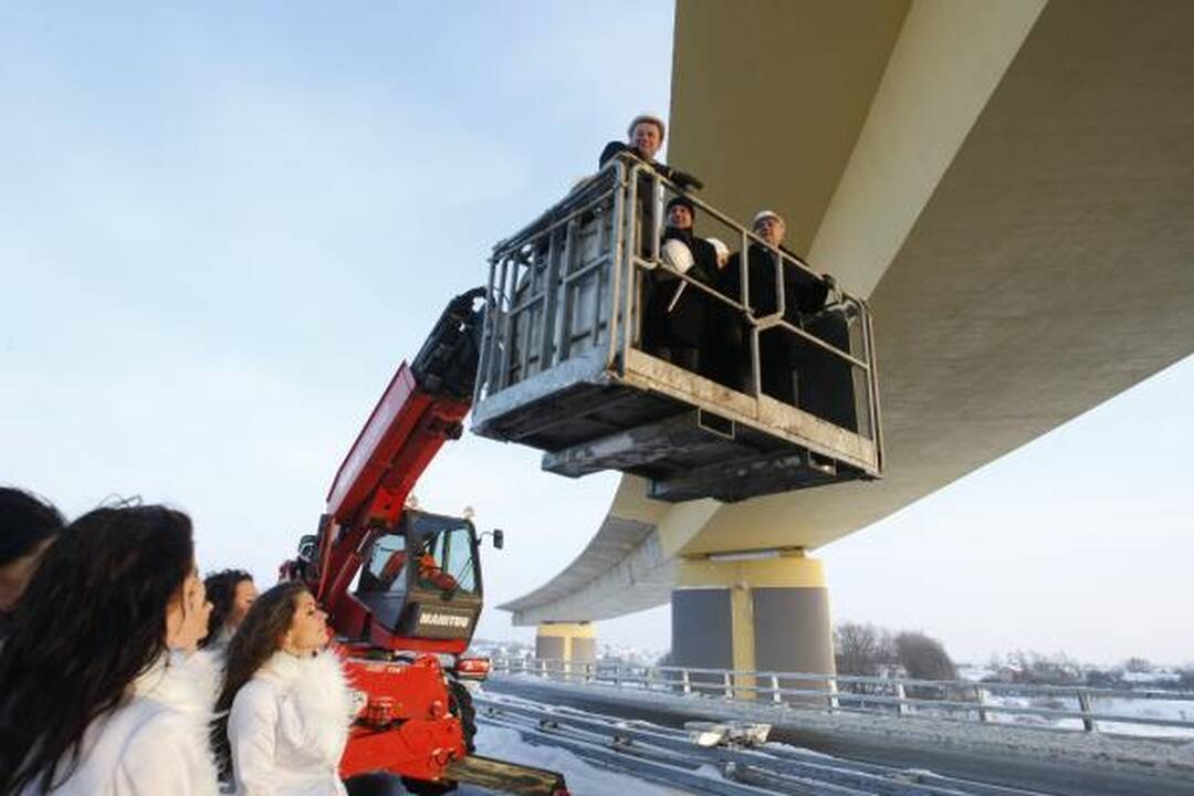 Jakų žiede atidaryta rekordinė estakada mažins spūstis