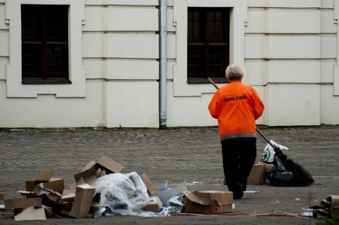 Hanzos dienų pėdsakus naikino lietus ir šlavėjai