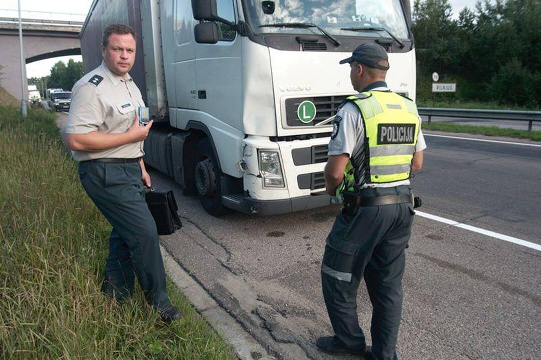 Vilniuje vilkikas partrenkė motorolerininką