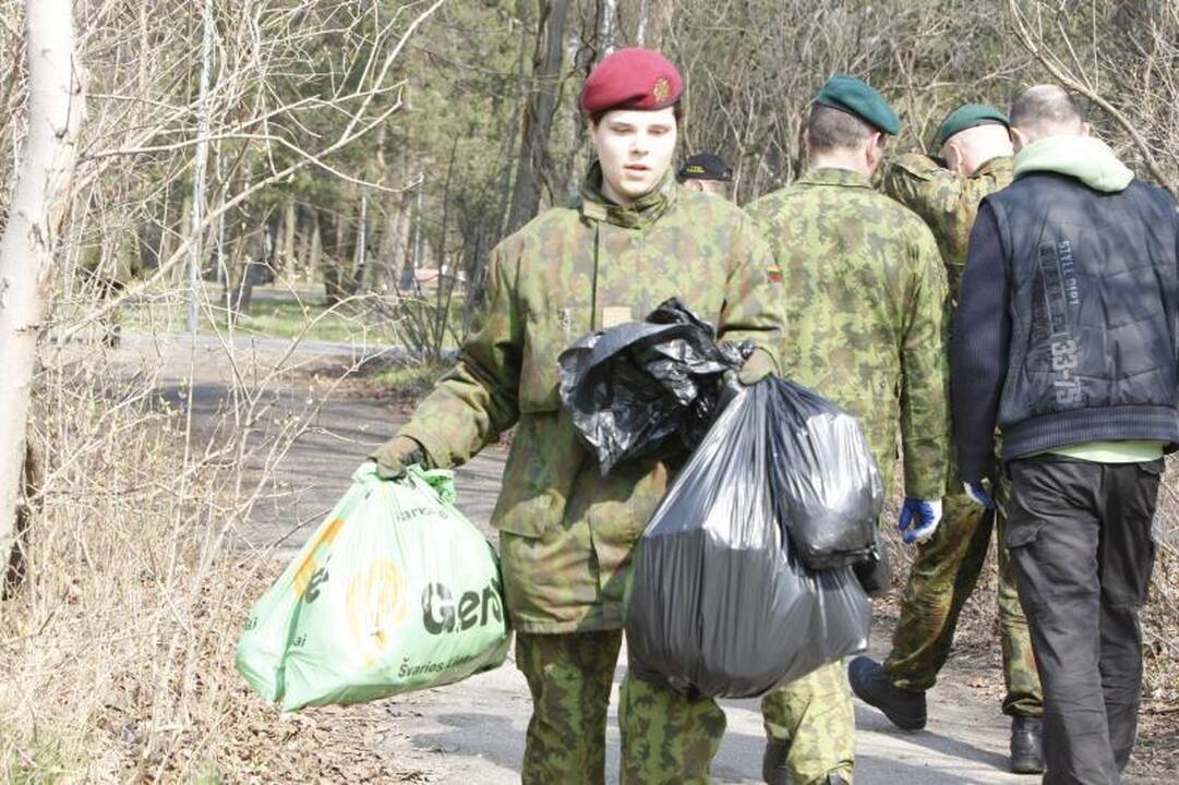 Akcijos „Darom 2012“ metu šiukšles kuopė ir iš Danės dugno