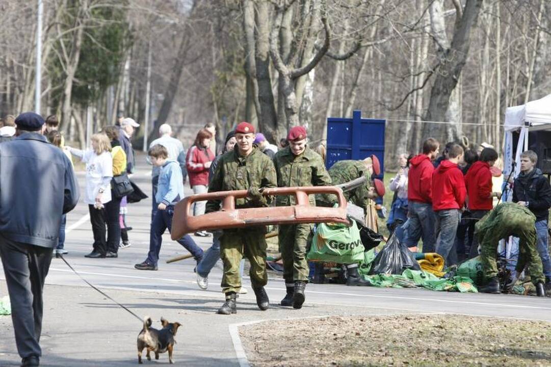 Akcijos „Darom 2012“ metu šiukšles kuopė ir iš Danės dugno